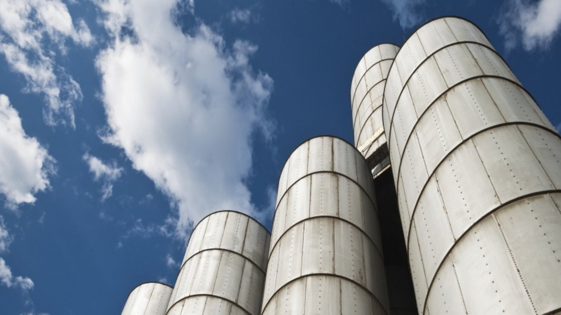 Silo Breakdown in Construction Management